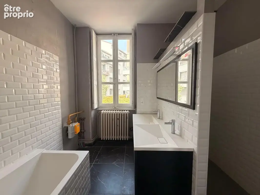 NIMES ARENES Maison de ville 7 pièces de 182 m2 avec jardin et dépendance - photo 11