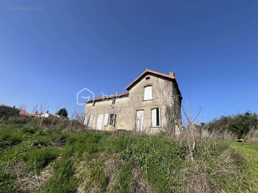 Maison en pierre à rénover – 4 pièces – terrain 2046 m² – terrasse plein sud avec vue sur la vallée - photo 2
