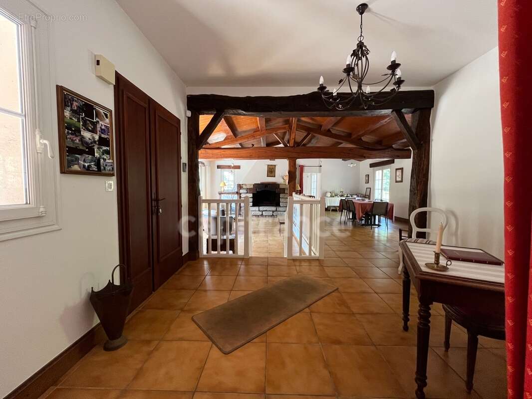 Propriété de caractère – env. 260 m² habitables – Parc paysager de 6 218 m² – Piscine – Dépendances - photo 11