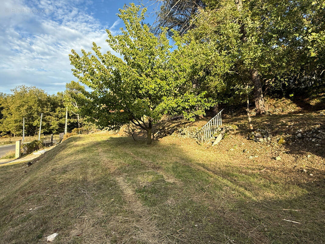 Terrain à LA ROQUE-D&#039;ANTHERON