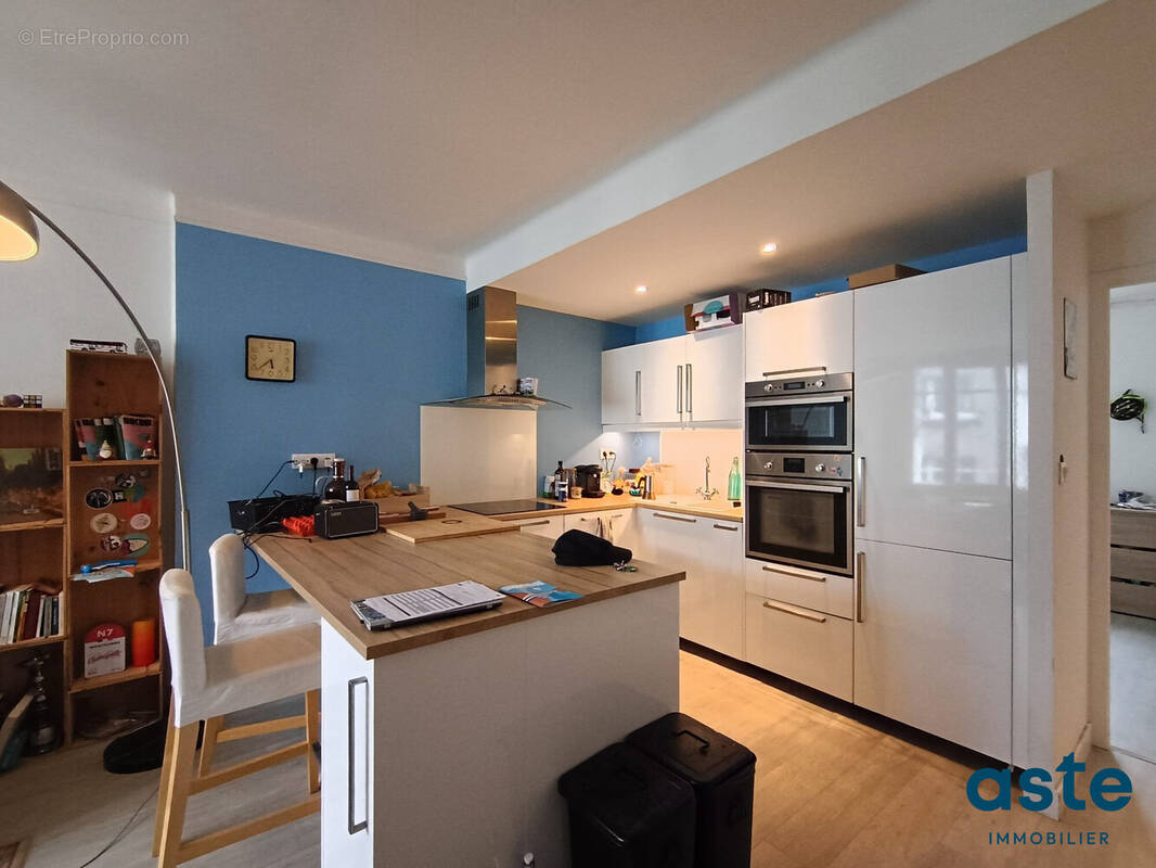 cuisine aménagée équipée ouverte sur la pièce de vie - Appartement à BREST
