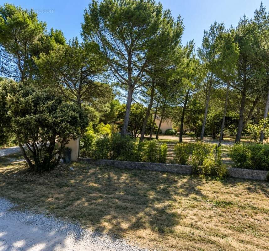 Terrain 528 m² à Lambesc  - photo 5