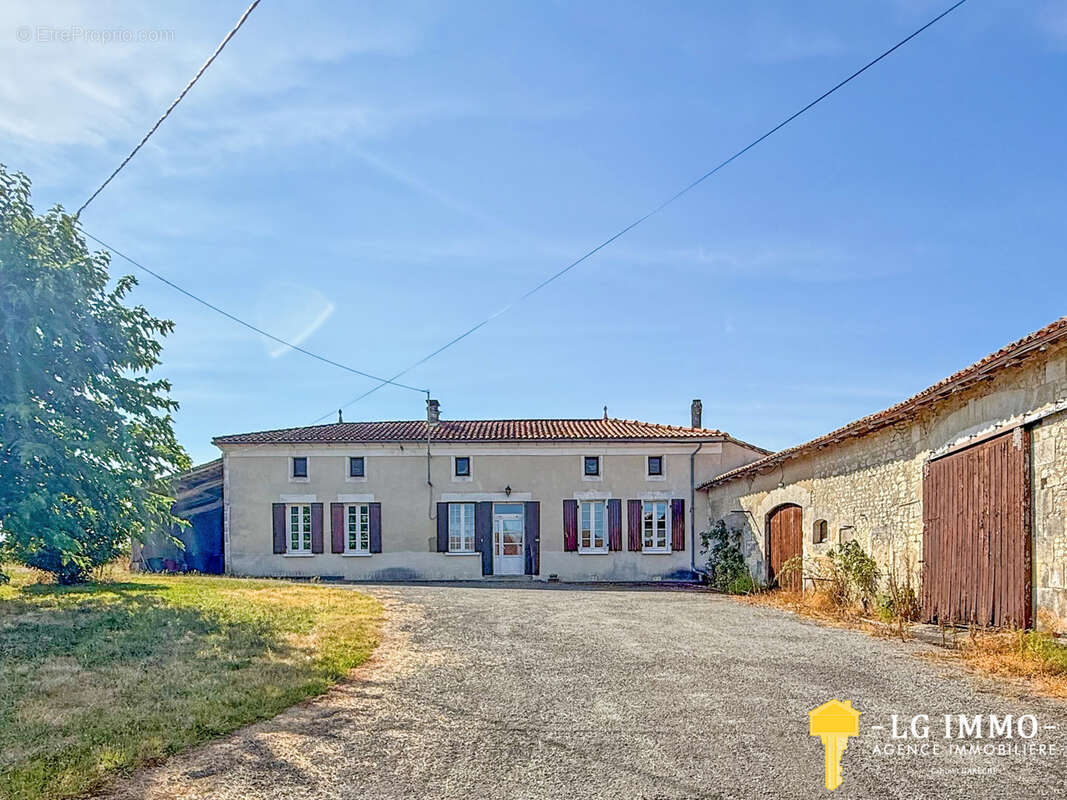 Maison charentaise à fort potentiel   106 m2 habitables & 600 m2 de dépendances - photo 2