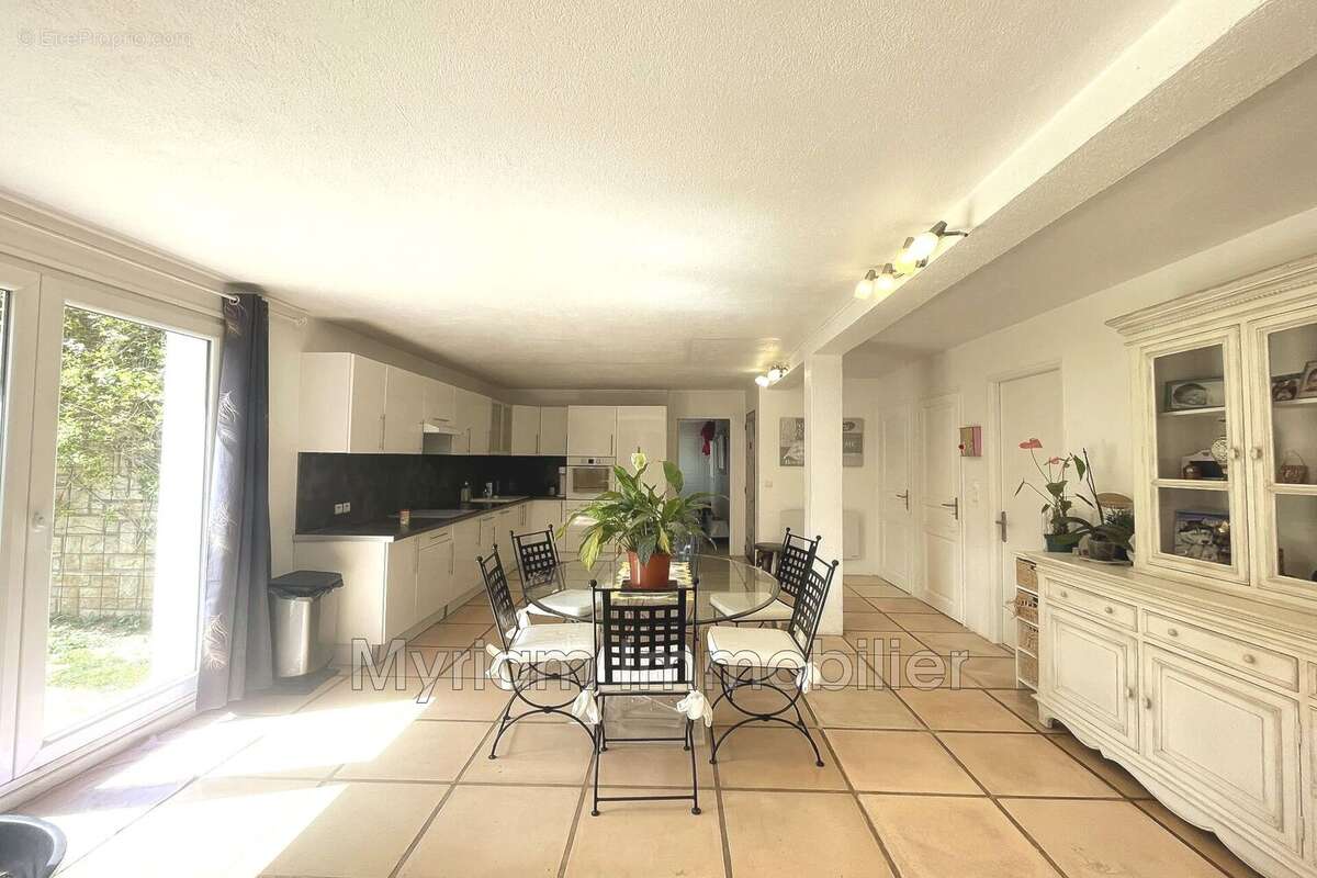 Maison 255 m² à Peymeinade  - photo 9