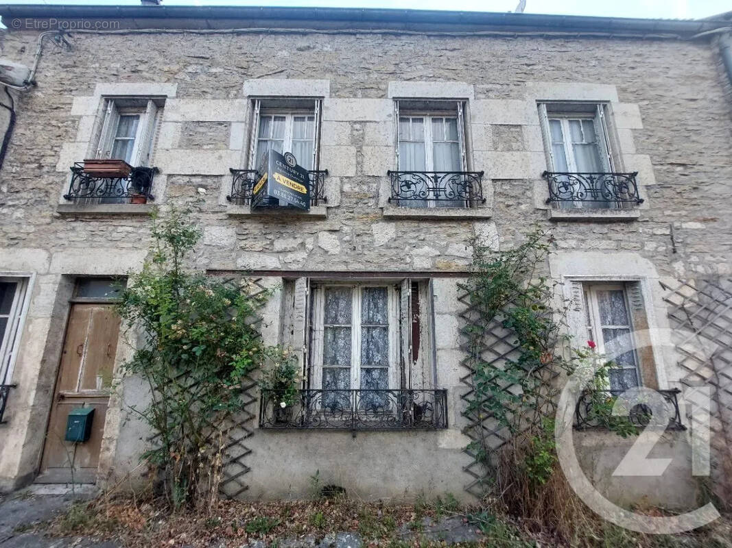 Maison à CHATEL-CENSOIR