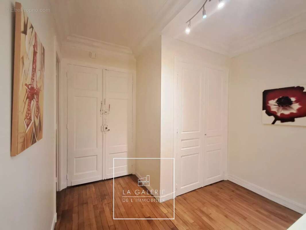 Appartement à PARIS-16E