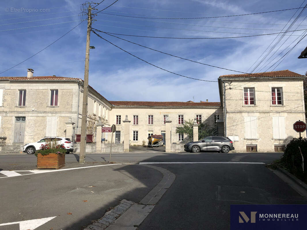 Appartement à BARBEZIEUX-SAINT-HILAIRE