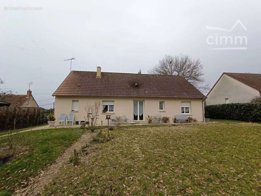 Maison à LA CHAPELLE-MONTMARTIN