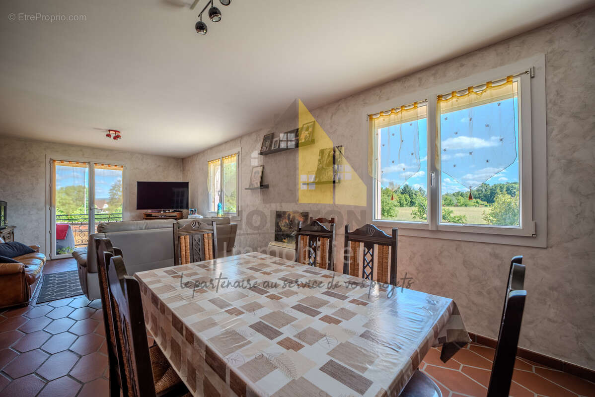 Maison sur-sous sol complet, mitoyenne, aux portes de Bletterans - photo 2