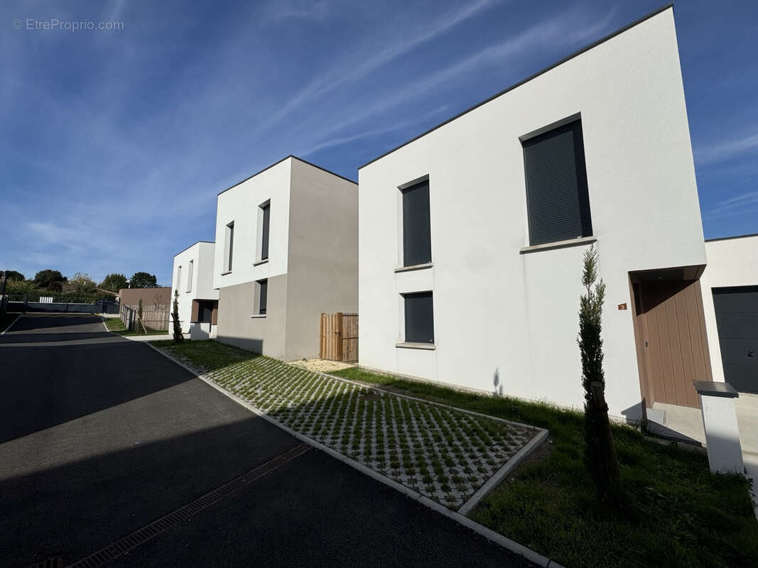 Jardin - Notaire Offert - Garage - 2 parkings - Piscine - photo 9