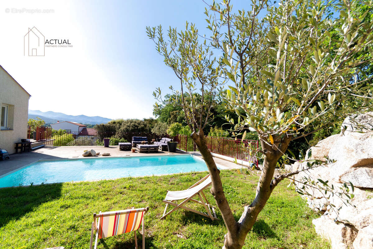 Découvrez cette magnifique villa de 324m2 avec vue montagnes au calme et piscine. - photo 3