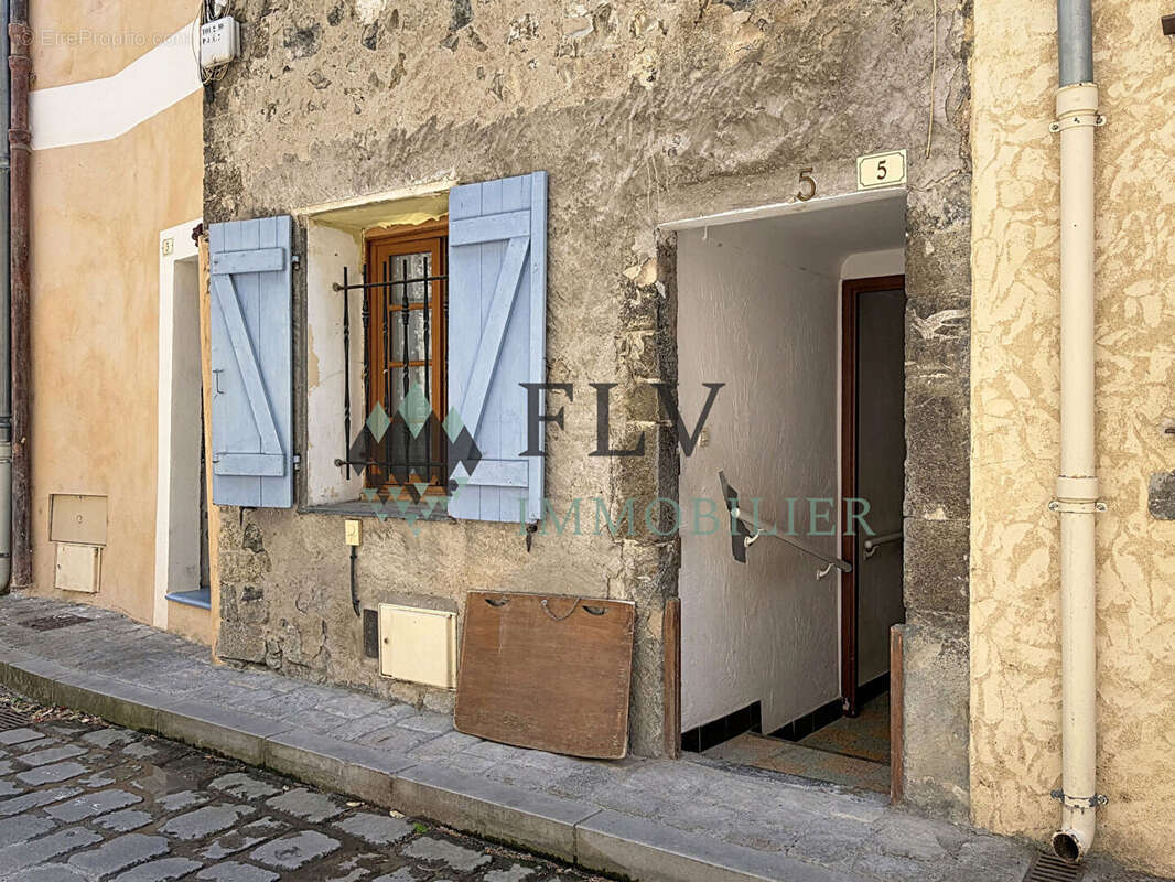 À vendre - Appartement avec terrasse et fort potentiel à La Tour-sur-Tinée - photo 7