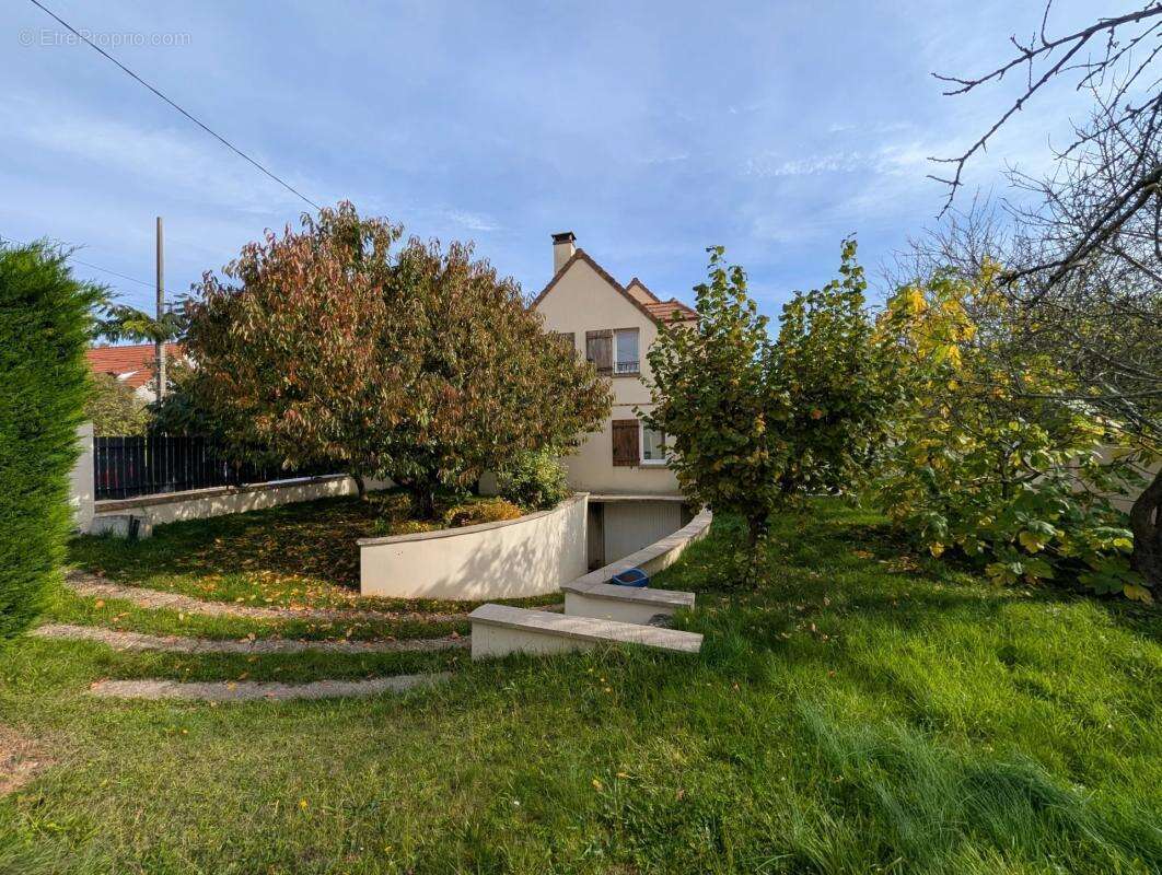 Maison à LES CLAYES-SOUS-BOIS