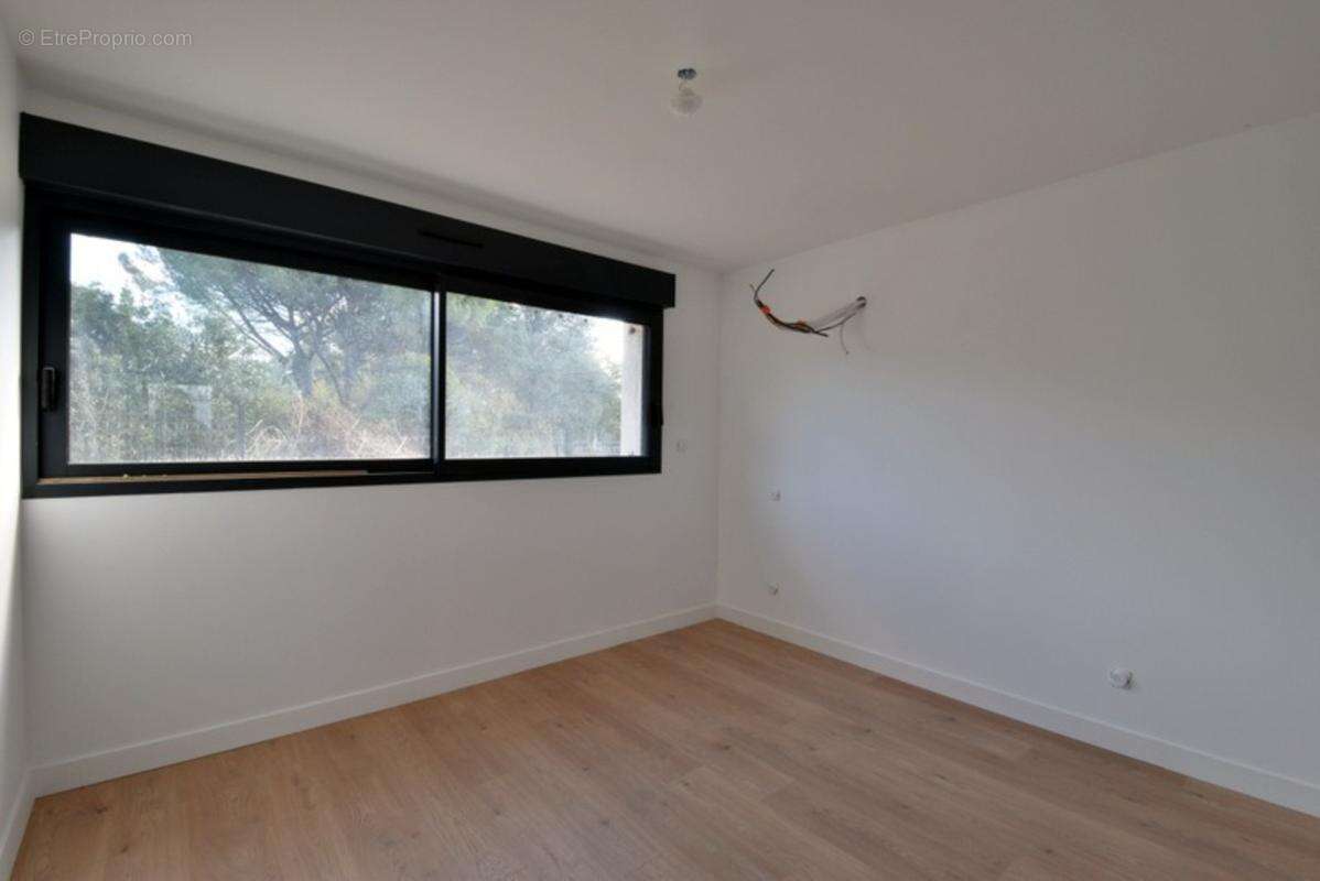 EXCLUSIVITE - Appartement T4 rez de jardin - Garage et parkings - photo 12