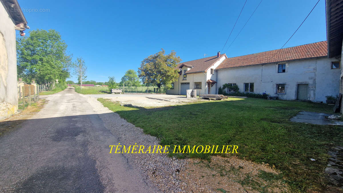 Champagnole 10 mins - Ancienne ferme de 174m2 - photo 3