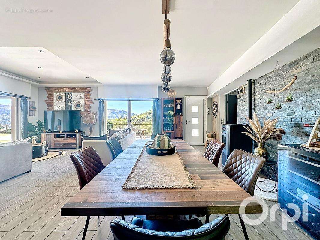 Maison à LA ROQUETTE-SUR-VAR