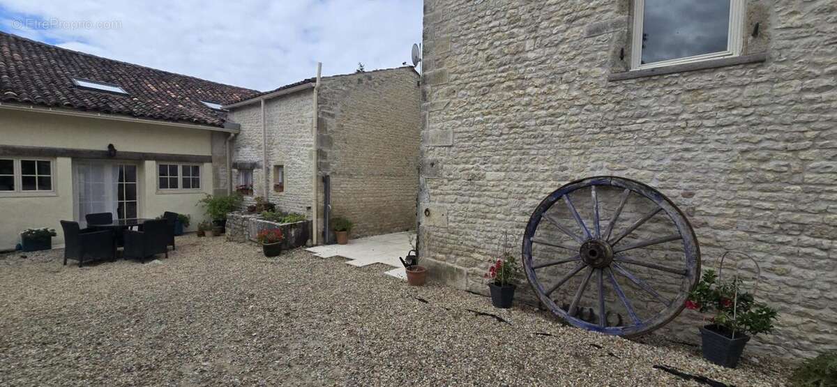 Maison à LOIRE-SUR-NIE