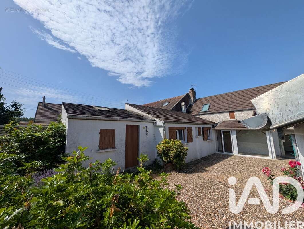 Photo 2 - Maison à CHEVRIERES