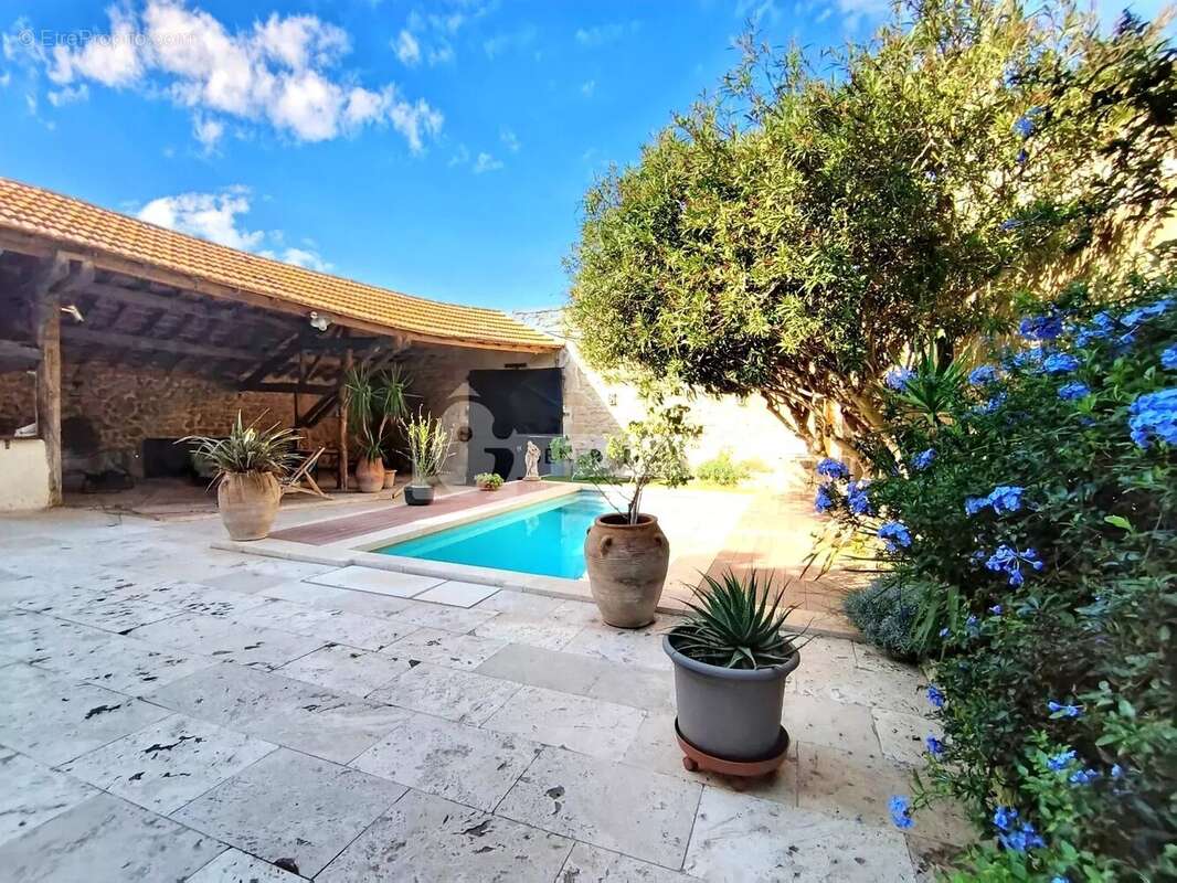 Mas de village au coeur de Fontvieille avec piscine et hangar - photo 8
