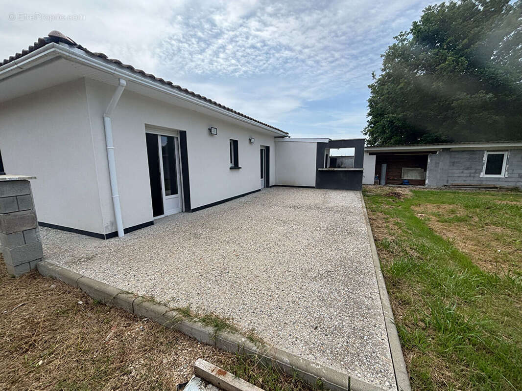 Maison à YGOS-SAINT-SATURNIN