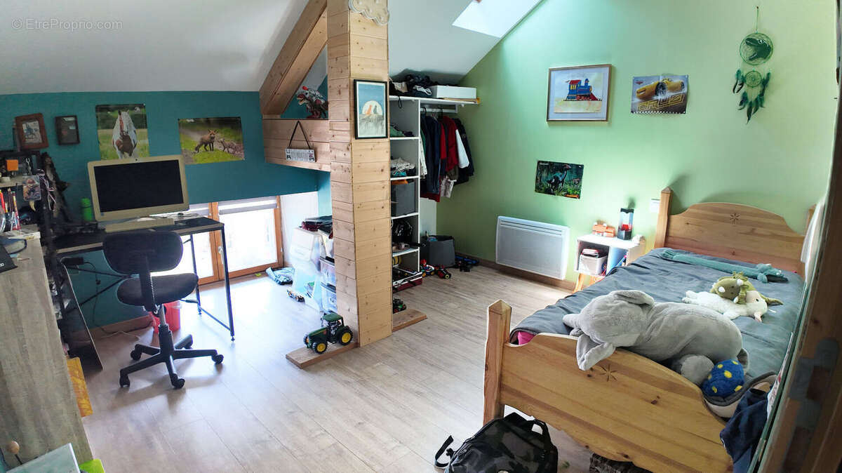 NISTÈRE: Pleyben. Ancienne école de 240 m² avec 6 chambres, jardin et garage. - photo 13