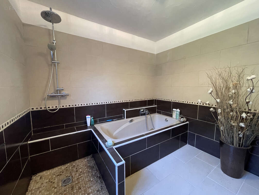 Maison à BAGNOLS-EN-FORET