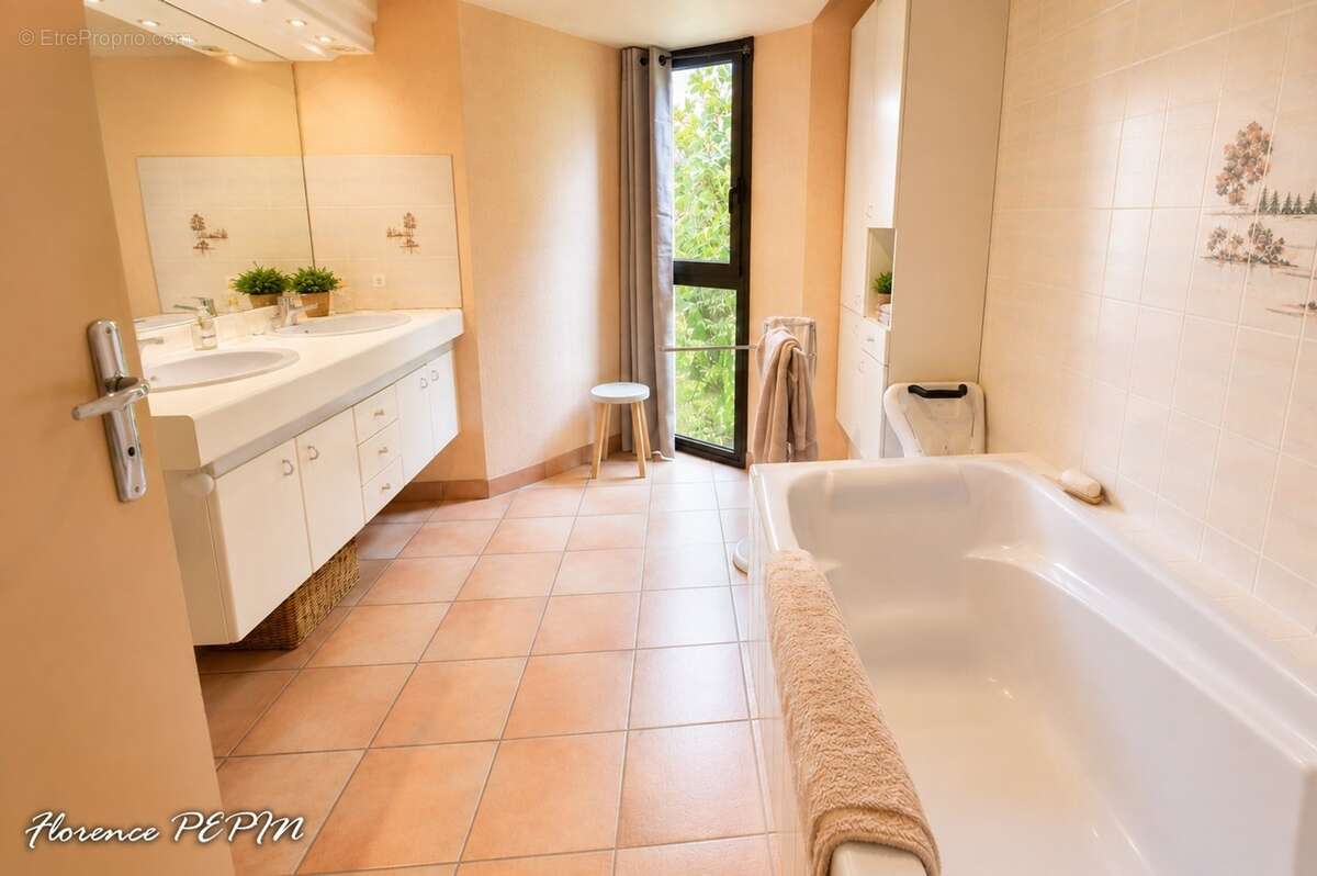 Maison d'architecte avec dépendance, étang et plus de 3,3 hectares de nature à 10 minutes de Pornic - photo 12