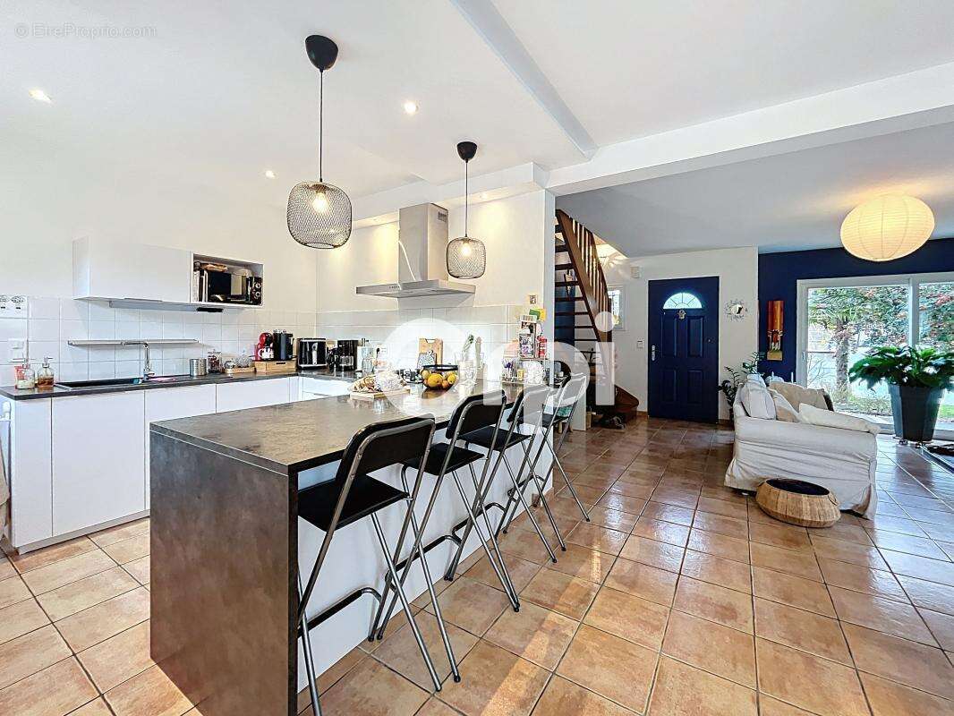 Maison à SAINT-PANTALEON-DE-LARCHE