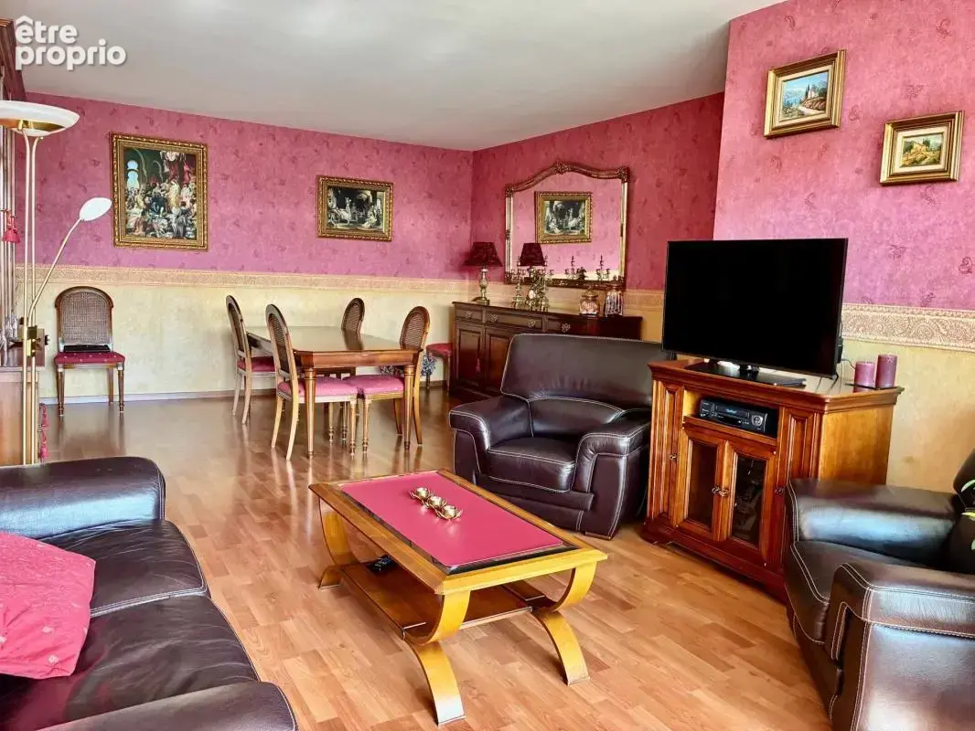 T4 99m2 terrasse cave et parking clos - photo 2