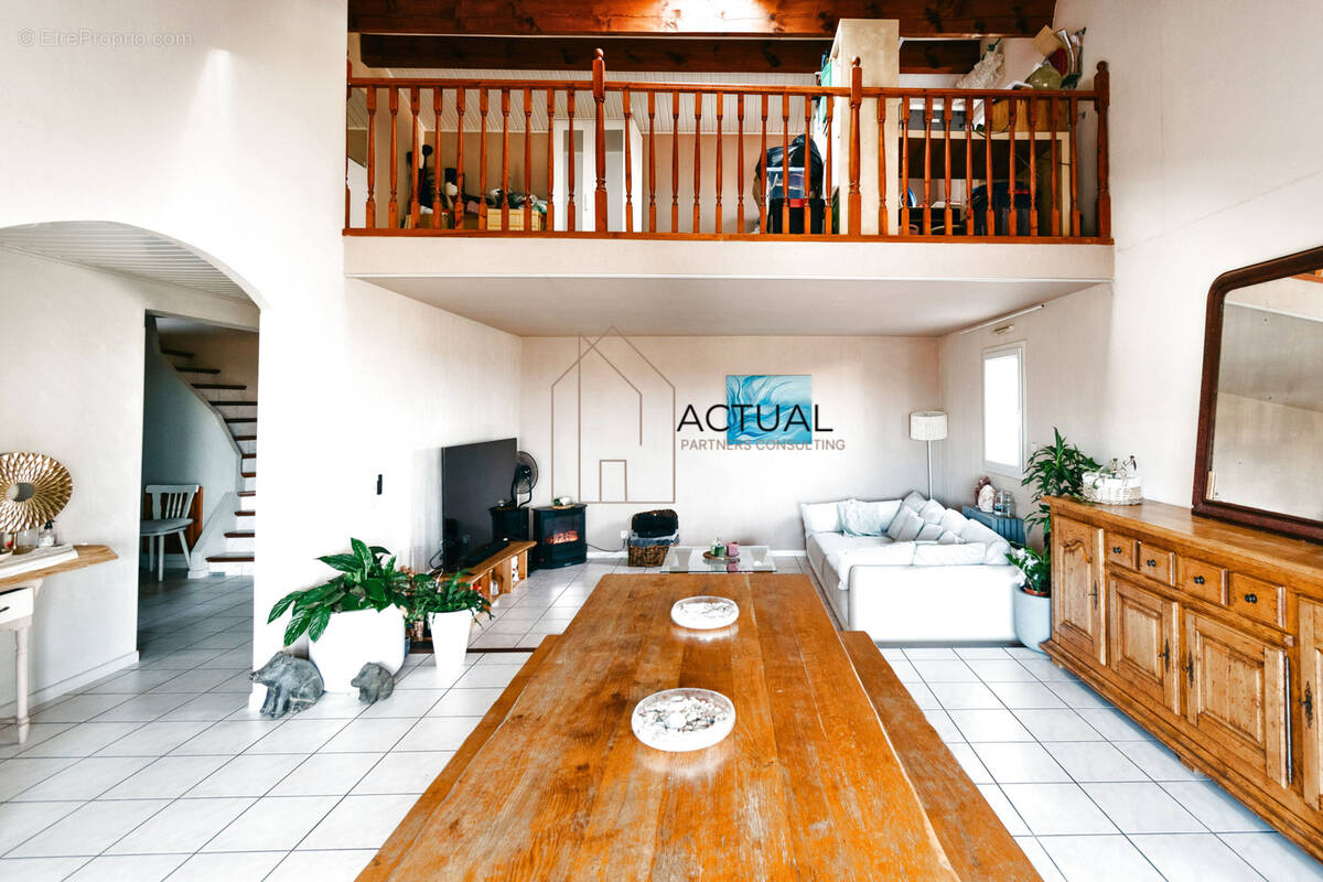 Maison à VILLELONGUE-DELS-MONTS