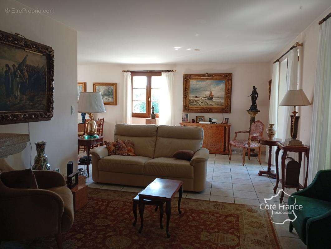 Maison à LA ROCHE-CANILLAC