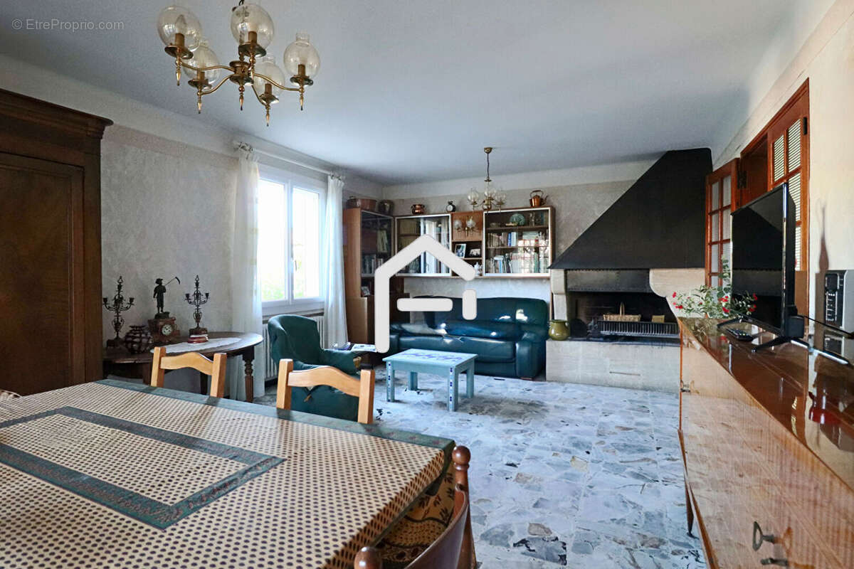 Maison à SAINT-CHAMAS