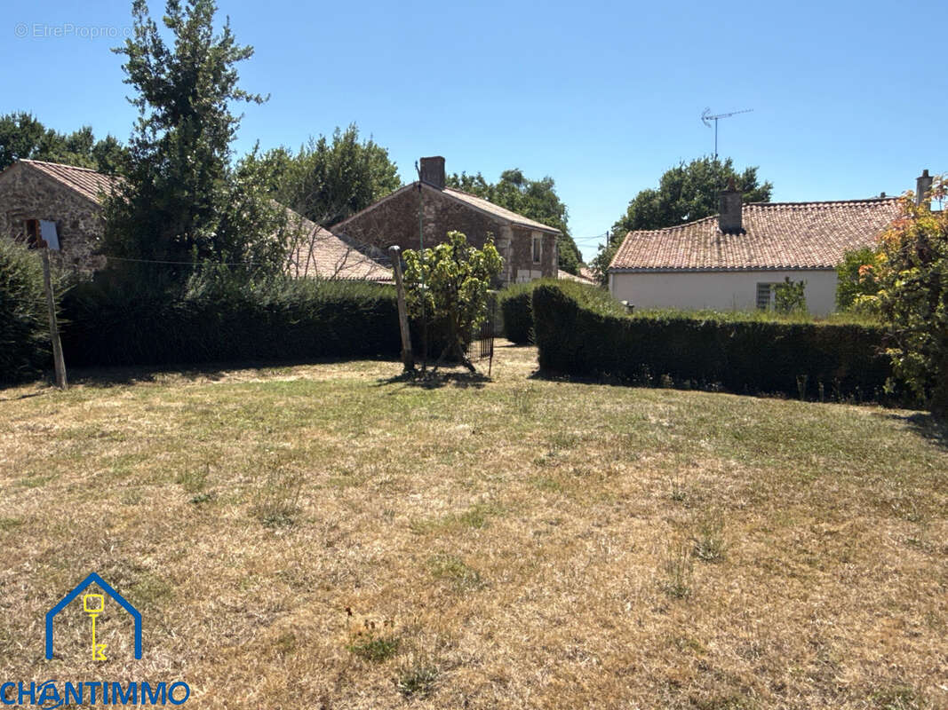 Maison ancienne avec terrain et dépendances - photo 4