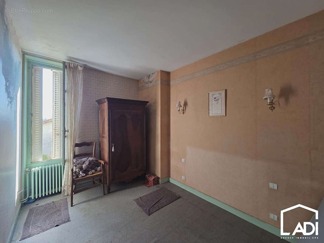 VERRUYES ! Propriété de caractère à fort potentiel ! - photo 11