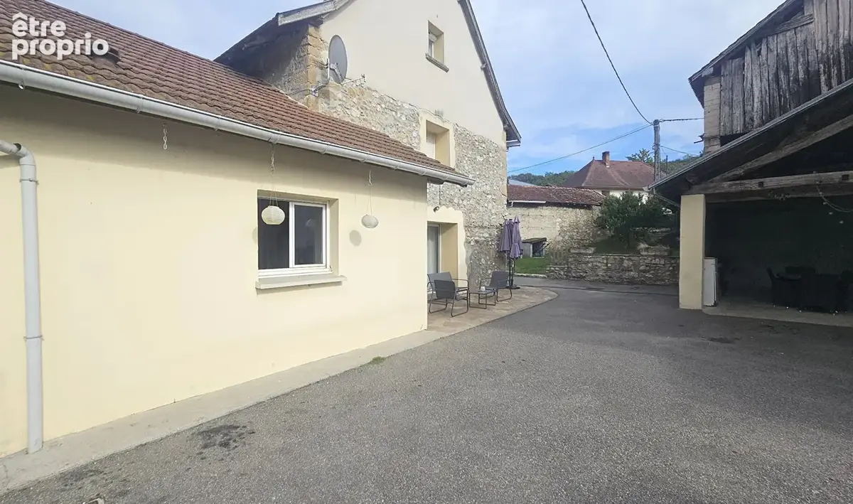 Saint Genix Les Villages - Maison 2 chambres - jardin, cour - photo 2