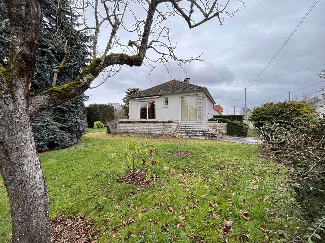 Maison à SELLES-SAINT-DENIS