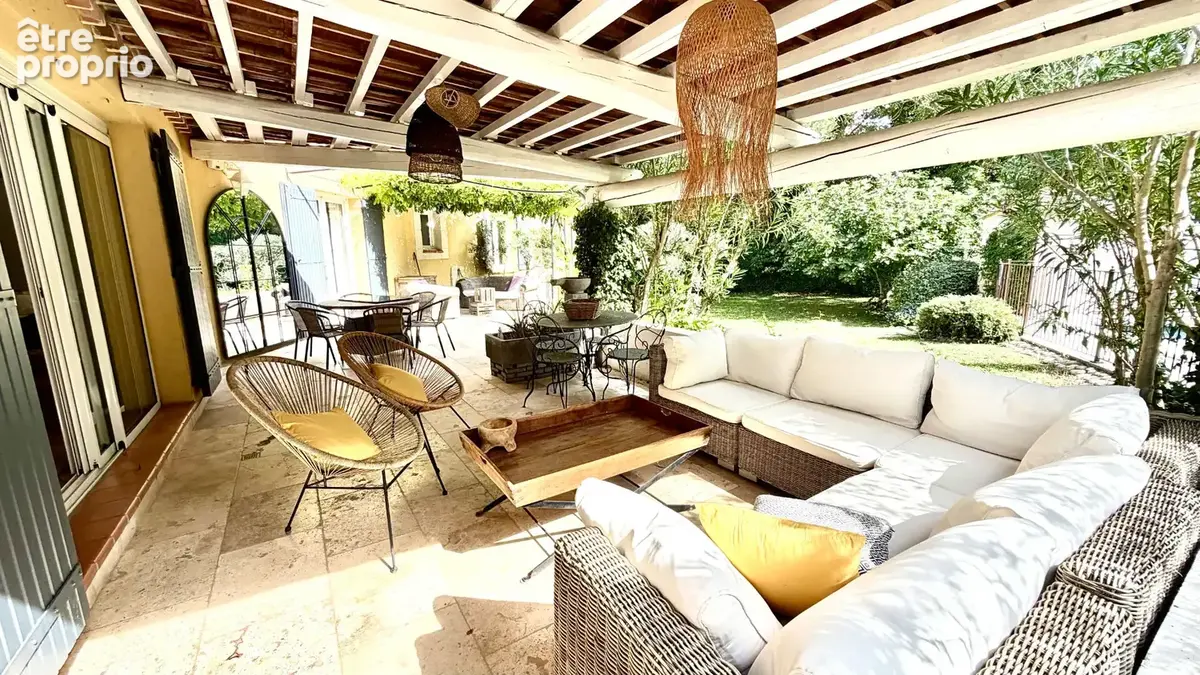 Villa avec piscine sur 2700 m² de jardin, clos, arboré et paysagé. - photo 9
