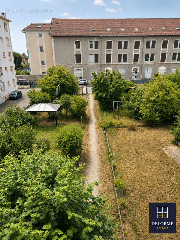 T3 de 75 m2 à rénover avec garage et dépendances - photo 10
