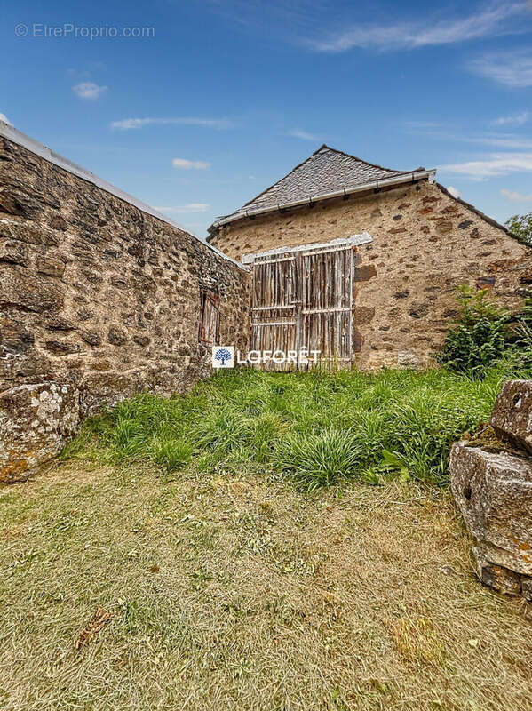 Maison à SAINTE-GENEVIEVE-SUR-ARGENCE