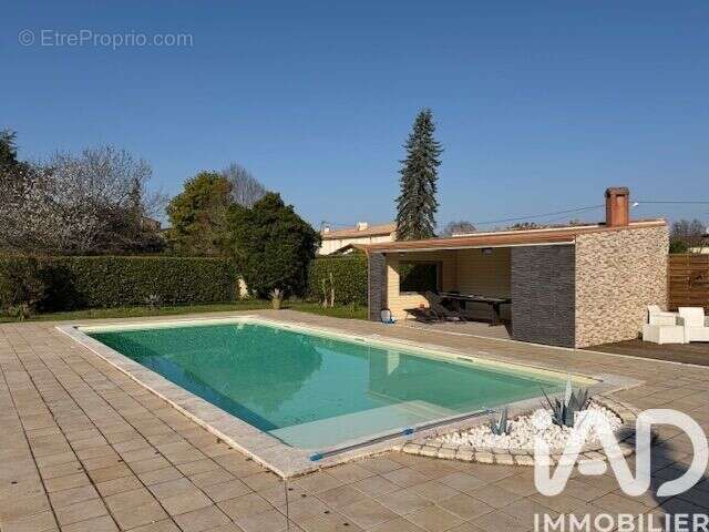 Maison 255 m² à Saint-Seurin-De-Cursac  - photo 4