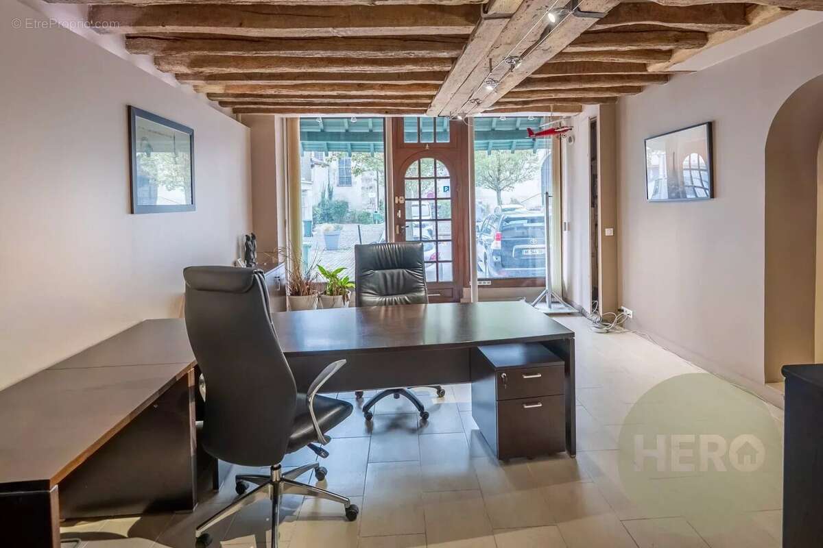 Commerce à NEAUPHLE-LE-CHATEAU