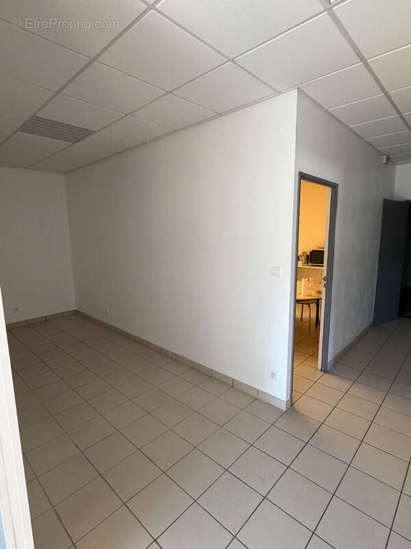 Local d'activité 375m²  A vendre - Très bon état - Zone OCEALIM - photo 8