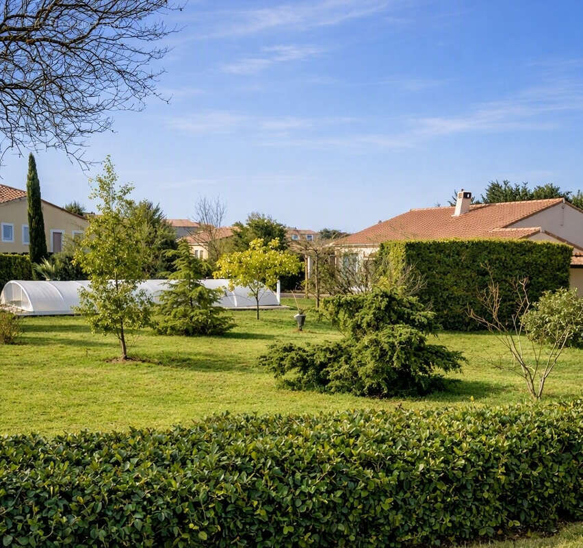 Villa avec piscine sur grand terrain - une partie potentiellement constructible - photo 2
