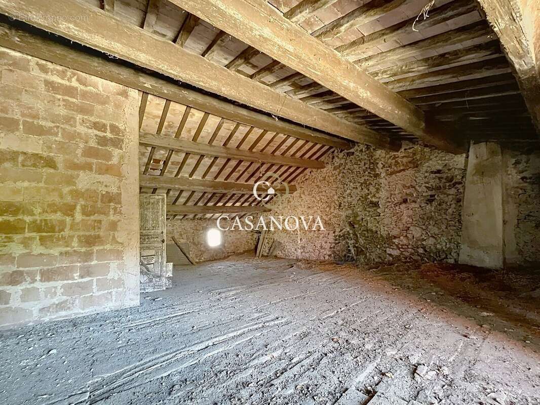 A 15 min de PEZENAS, 2 bâtisses en pierre à rénover : 200 m² habitables + 140 m² garage, jardinet, fort potentiel ! - photo 6