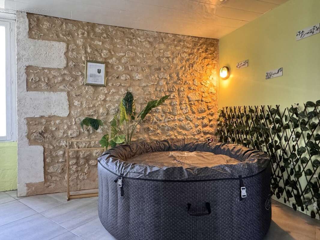 Charmante maison de ville en pierre sans exterieur, avec stationnement facile - photo 2