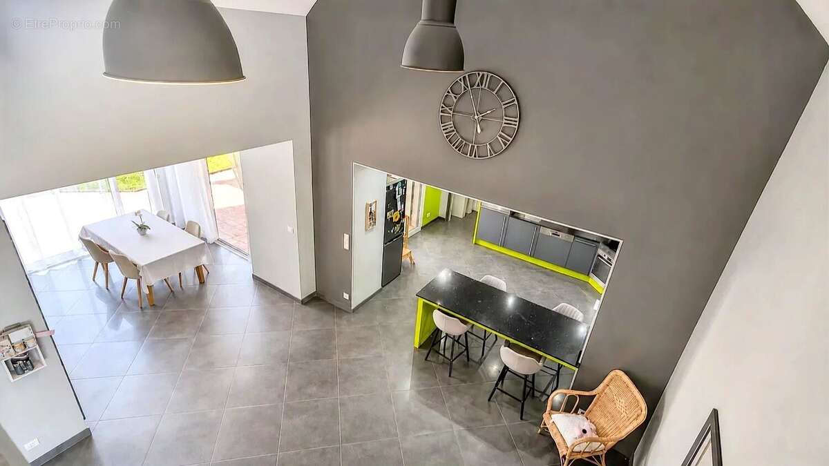 Maison à SAINT-REMY-EN-ROLLAT