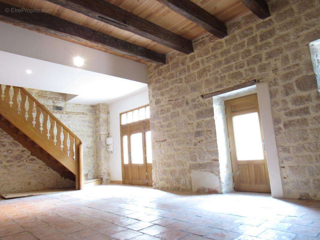 Grande maison medievale  de village entierement renovee dpe en b avec une petite maison qui sert de garage   290000€ - photo 17