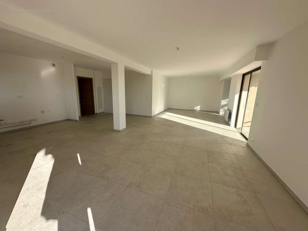 Appartement à SAINT-LAURENT-DU-VAR