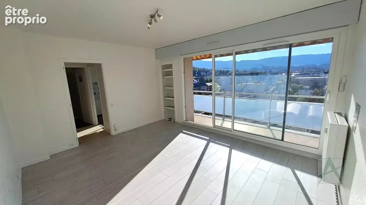 CHAMBERY - T1 dernier étage avec balcon - photo 2