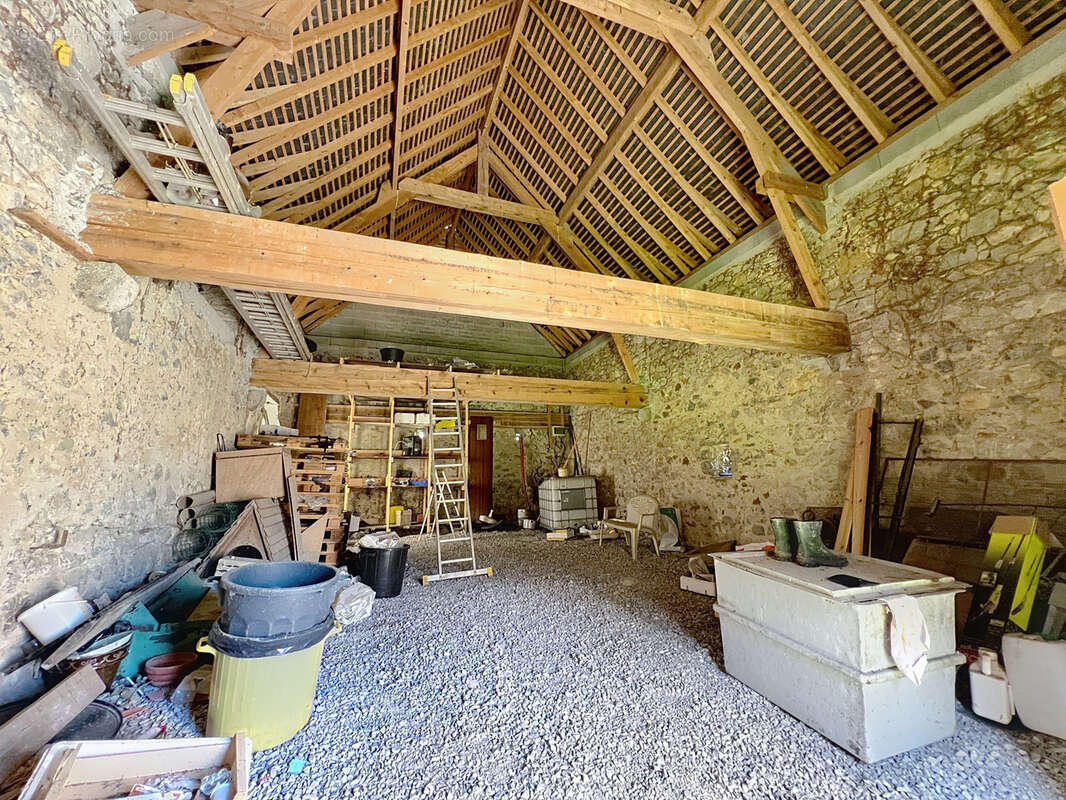 Grange en Pierre sur 3 ha de Bois - photo 3